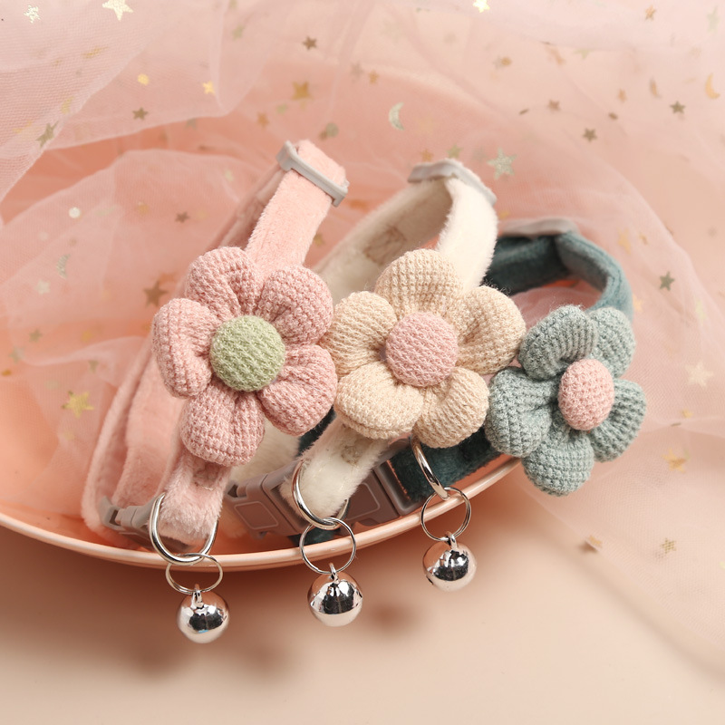 สร้อยคอสัตว์เลี้ยงลายการ์ตูนน่ารัก พร้อมกระดิ่งดอกไม้ สีสันสดใส สวมใส่สบาย ปรับขนาดได้ เหมาะสำหรับแมวและสุนัข