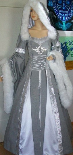 Classic Renaissance Hooded Flared Sleeve Dress - Picture 4 of 5