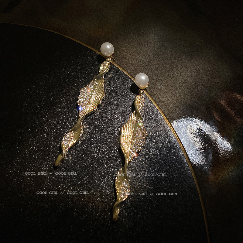 Geometric Twisted Pearl Earrings With Diamonds