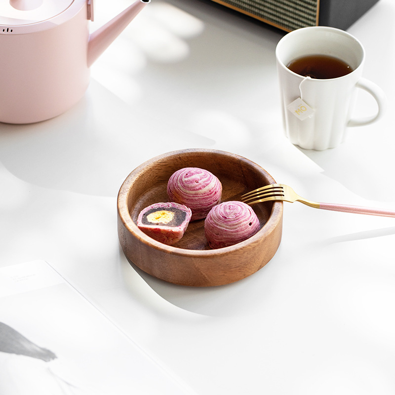 صحن حلويات منزلي بتصميم إبداعي من جوز أمريكا الجنوبية