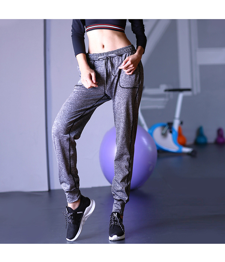 Title 4, Sporty loose trousers close feet