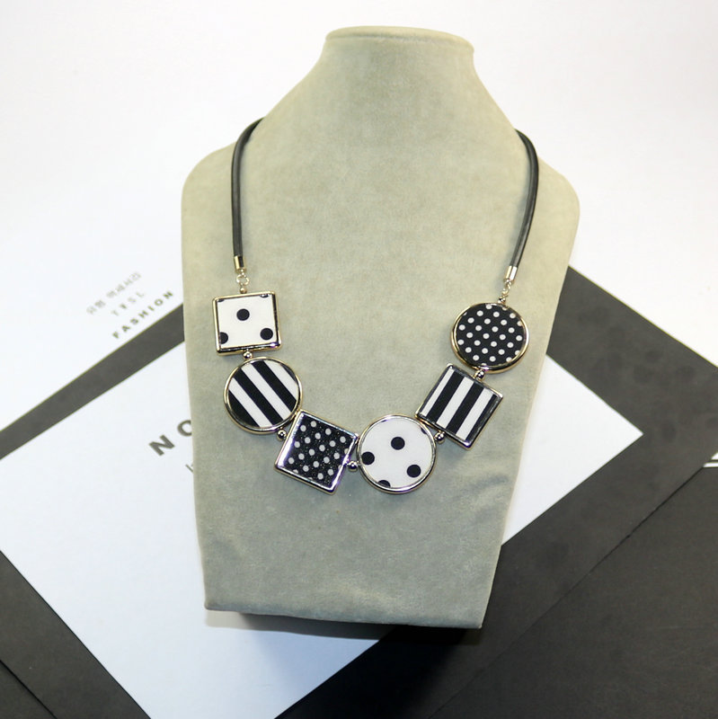 Temperament Colored Resin Decorative Necklace