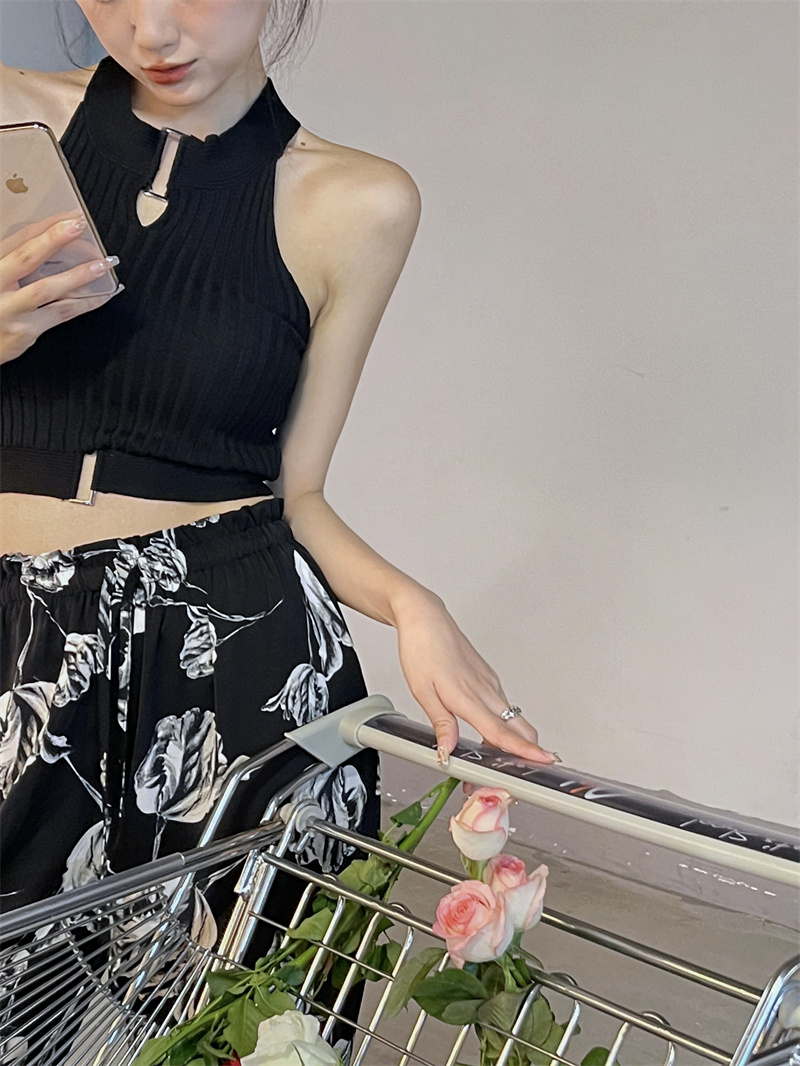 Off-the-shoulder Black Sleeveless Vest Women's Outerwear Design Top