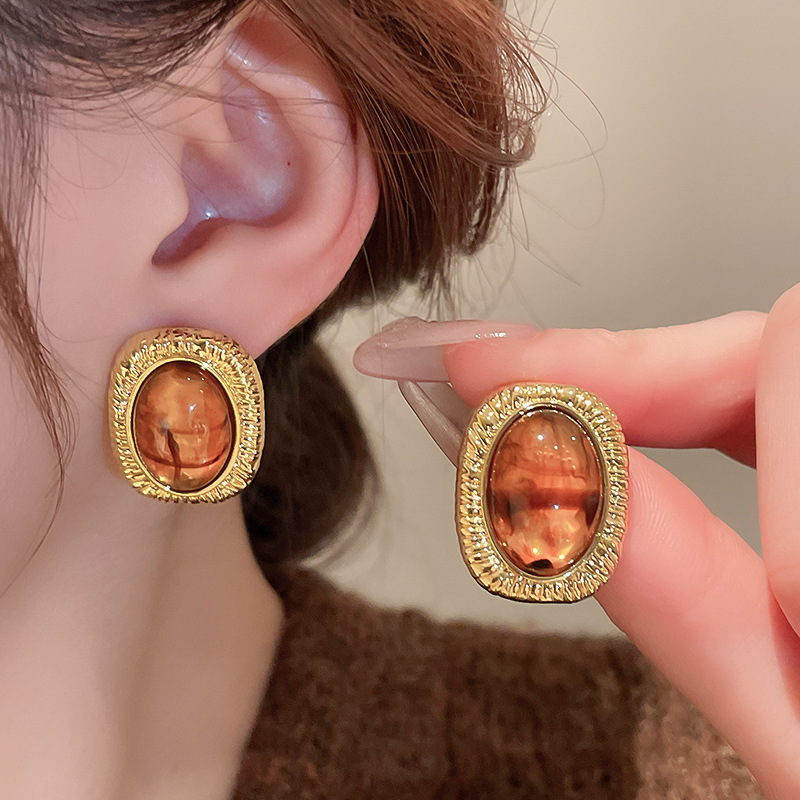 Vintage Brown Resin Stud Earrings with Gold-Tone Frame – Geometric Retro Statement Earrings - Image 6