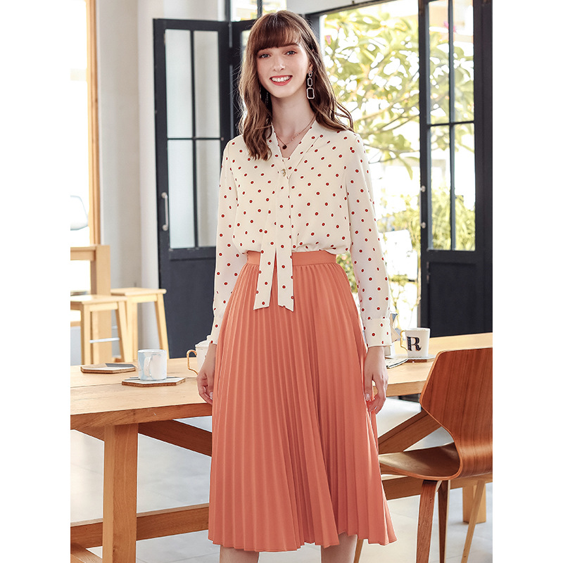 Title 1, Pleated skirt for age-reducing fashion, all-mat...