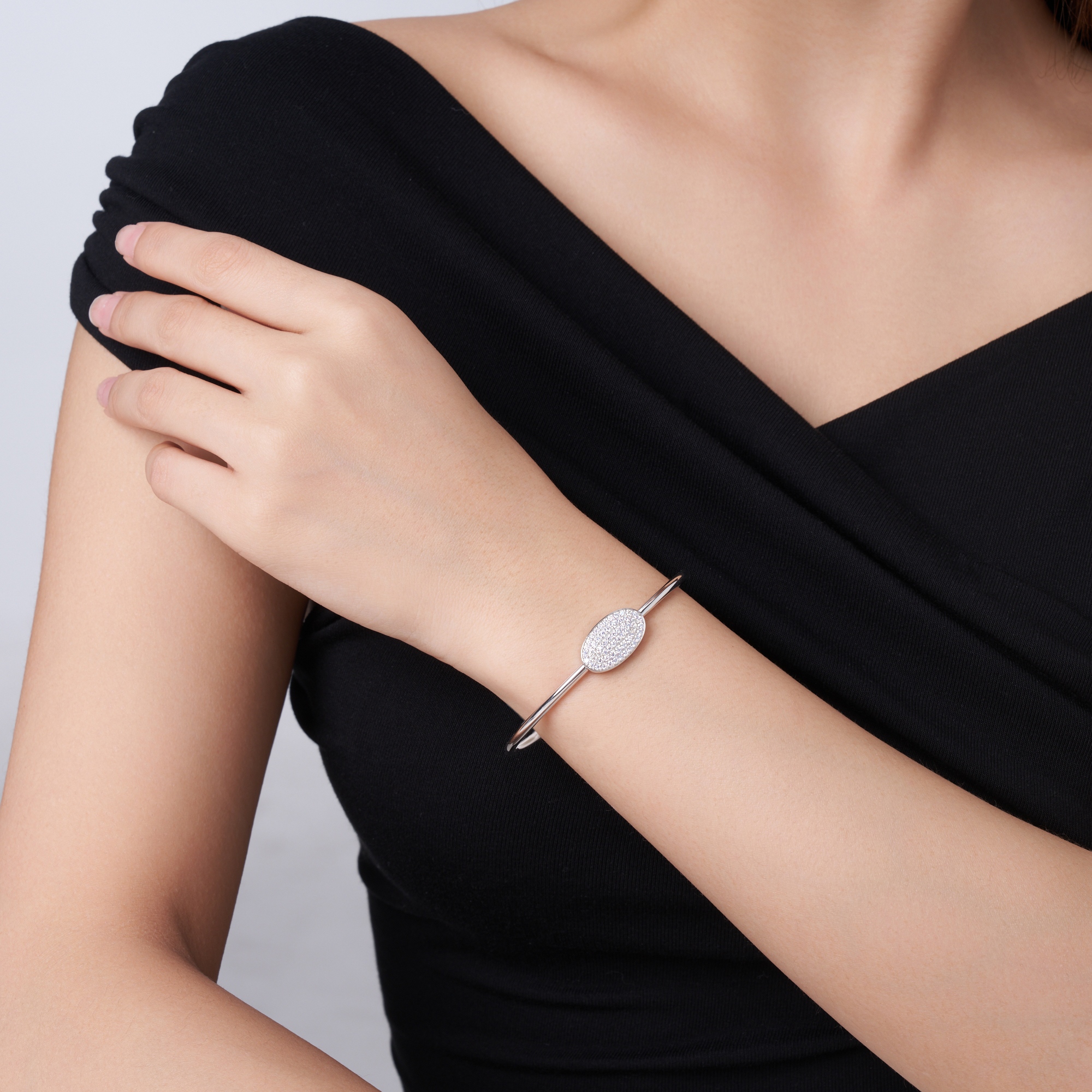 A Luxurious And Fashionable Minimalist Jewelry Bracelet Featuring Top-quality Moissanite, Made Of S925 Silver Electroplated With Platinum.