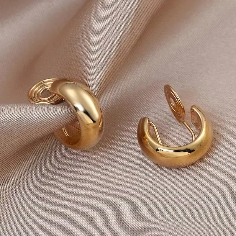 Metallic Earrings Are Retro And Simple