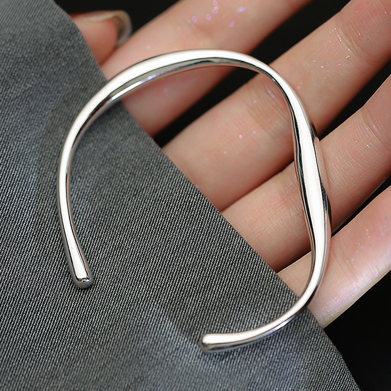 Women's Fashion Simple Mobius Strip Bracelet