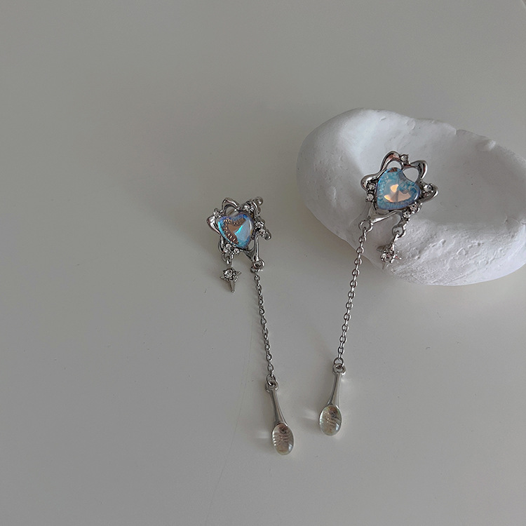 Title 3, Special-interest Design Opal Love Ear Clip