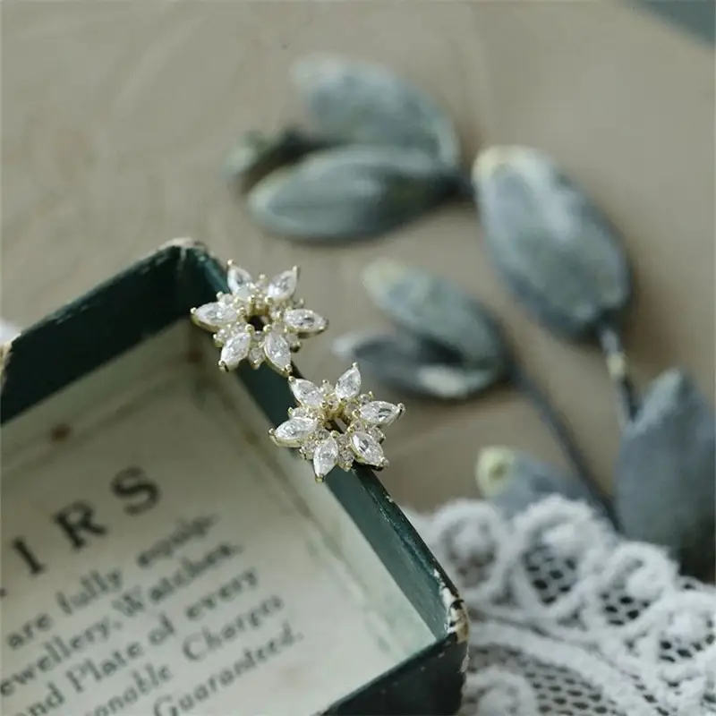 Luxurious And Compact Design Earrings Hollow Flowers