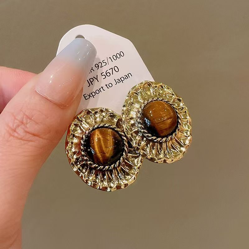 French Retro Square Amber Earrings With Classic Meilada Tone. Niche Minimalist Design, Delicate Luxury, Brightens Skin Tone And Shows Elegant Charm.