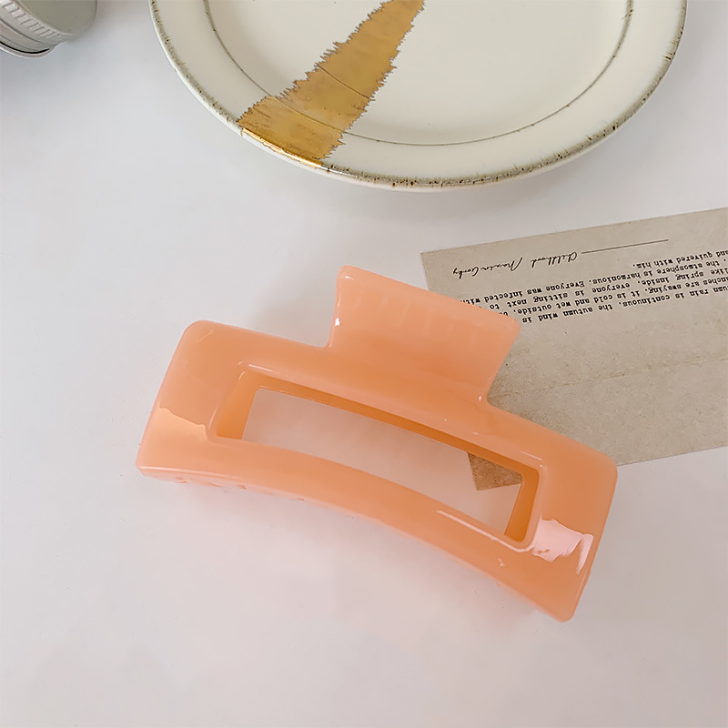 Retro Hair Grabs The Back Of The Head With Elegant Temperament