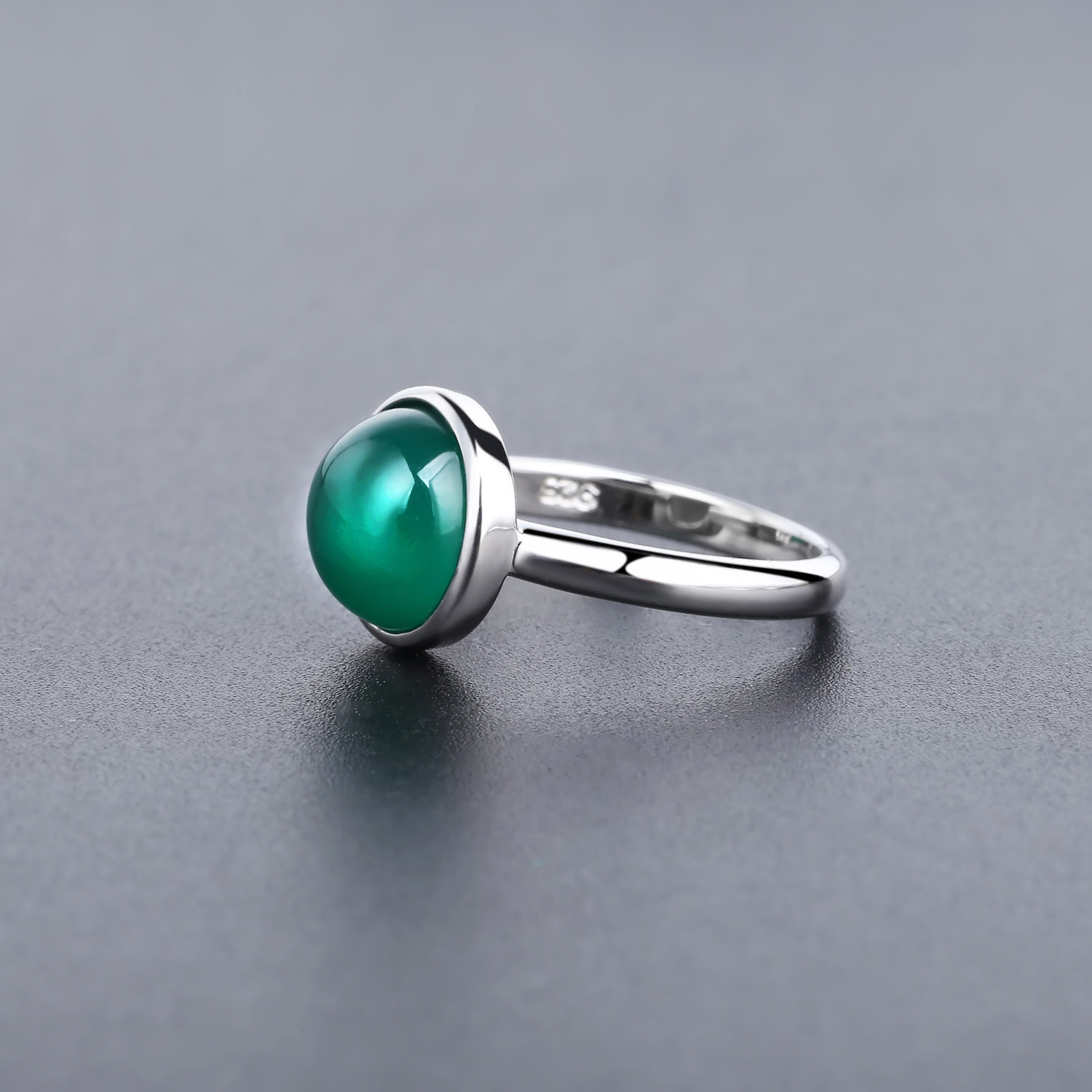 Elegant green agate ring made from 925 silver, featuring a geometric design, perfect as an everyday ring for women.