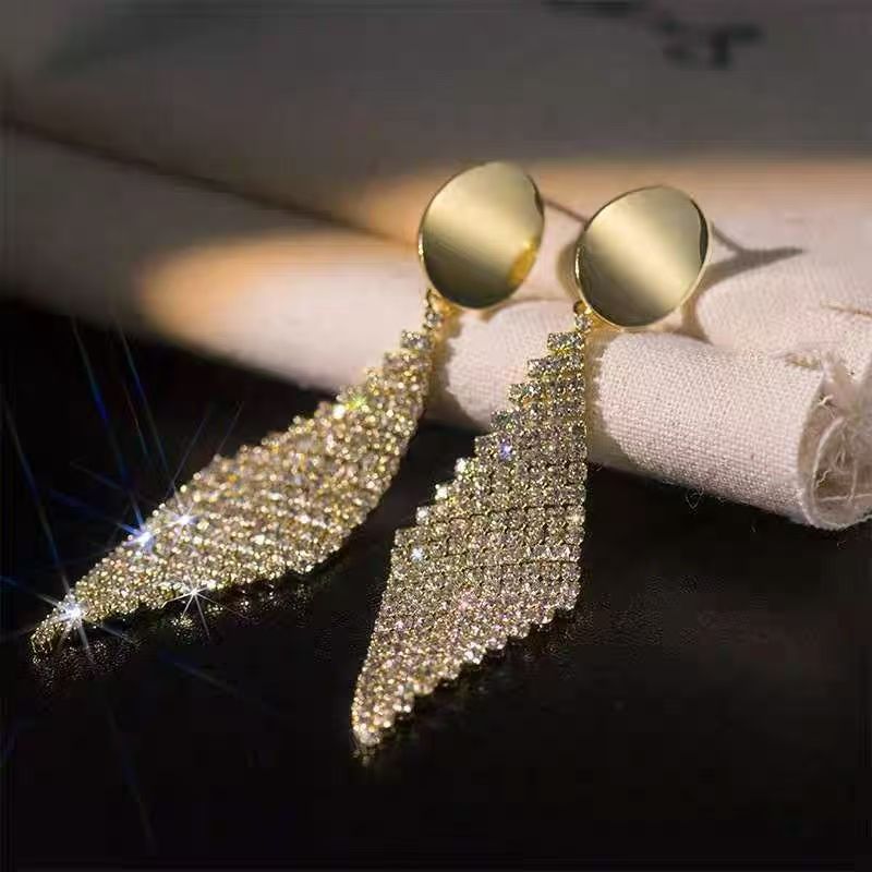 2024 Trendy Exaggerated Earrings Fully Paved With Rhinestones. Luxurious Rhombus Design, Distinctive And Versatile, Perfect For Banquets And Formal Occasions.