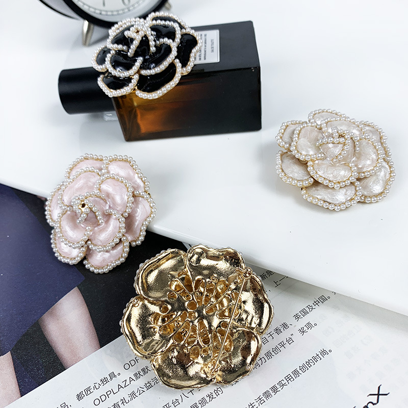 Title 7, Camellia brooch trinket