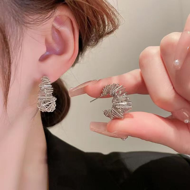 Interlaced Geometric Metal Earrings For Stylish Ladies. French Retro Niche Design, Cool Minimalist Vibe, Visually Slimming And Trendy.