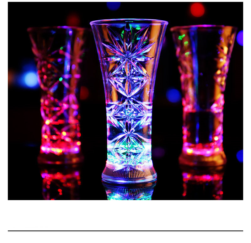 كوب أكريليك ملون مضيء بتصميم إبداعي