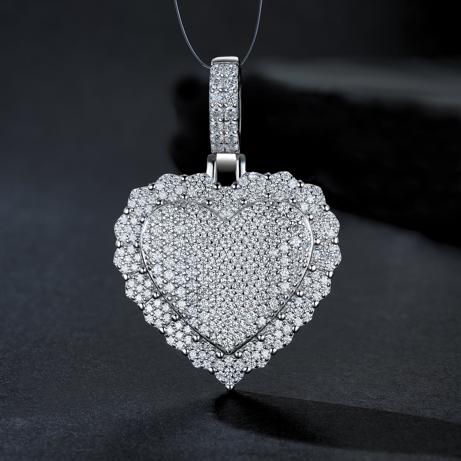 A Luxurious And Fashionable Minimalist Jewelry Pendant Necklace Set With Top-quality Moissanite, Made Of S925 Silver Electroplated With Platinum.