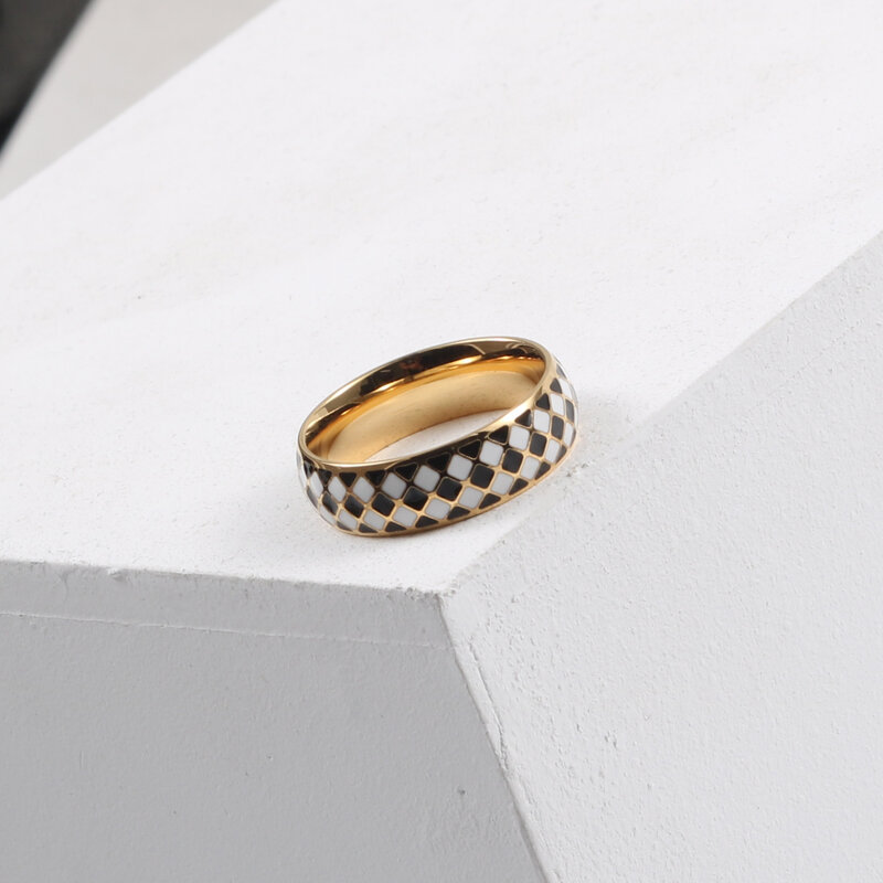 خاتم بنقشة الشطرنجية بالماس باللونين الأسود والأبيض