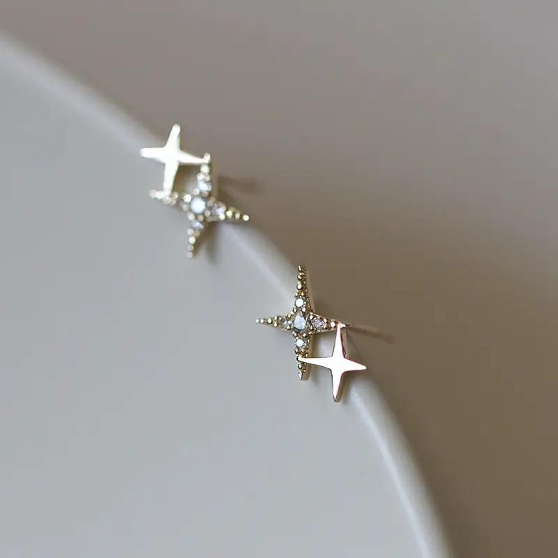 Shrinking Light Little Star Gold Stud Earrings