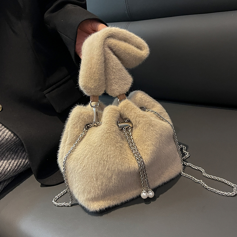 حقيبة دلو مخملية جديدة بسلسلة Everything - حقيبة كتف عبر الجسم بكتف واحد