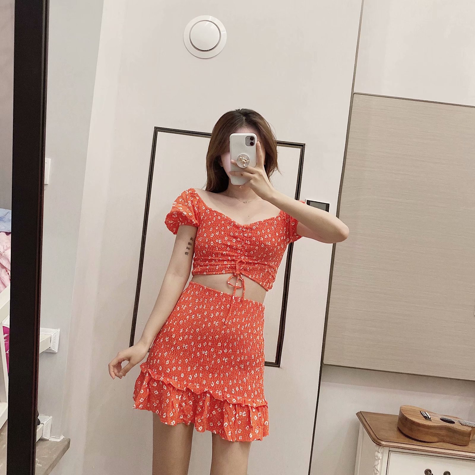 Slim Fit Cropped Crinkled Puff Sleeve V-Neck Floral Print Top