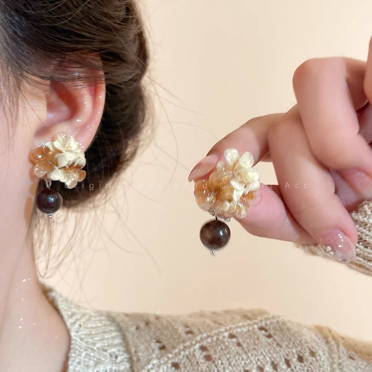 New Chinese Retro Gradient Floral Earrings For Women, Autumn Winter High-End Wooden Studs, Fashion Hong Kong Style Atmosphere Ear Jewelry