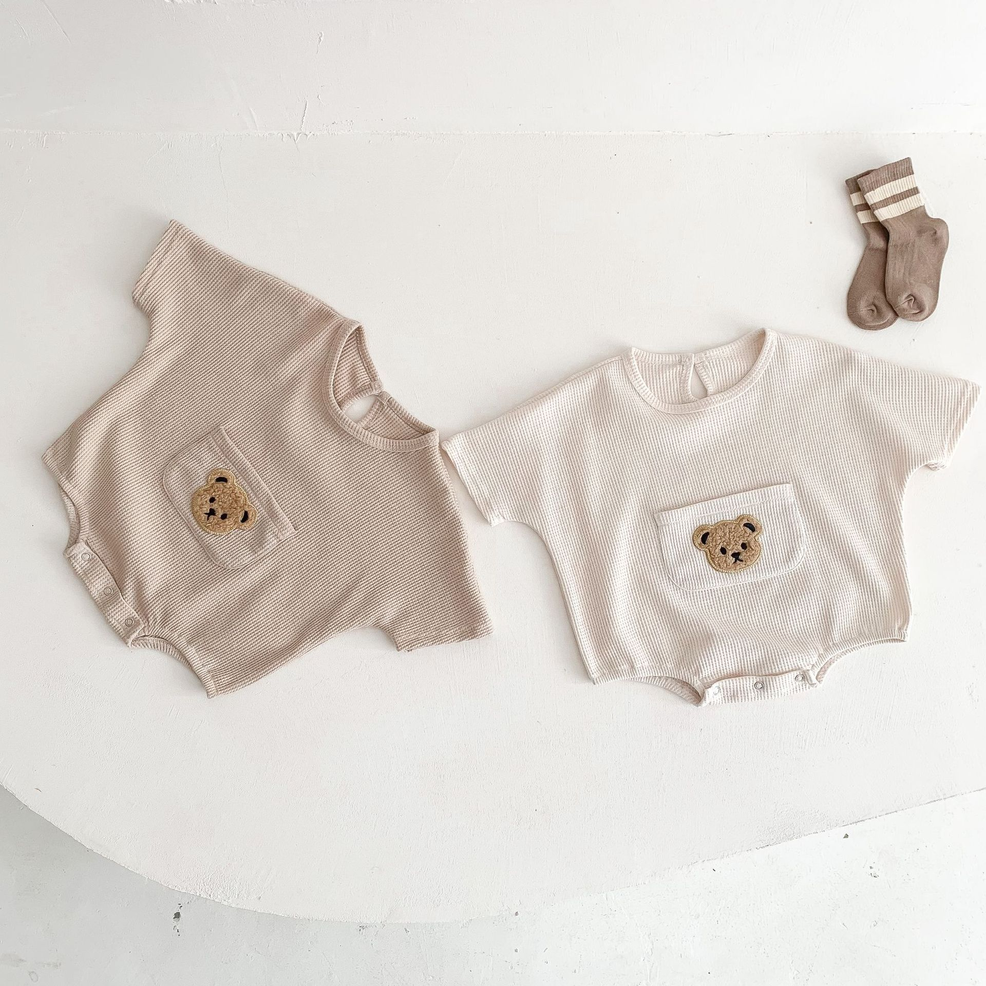 Title 2, Schattige kleine beer baby jumpsuit met korte m...