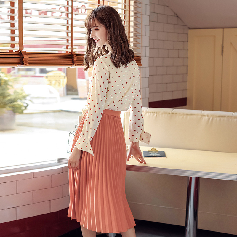 Title 2, Pleated skirt for age-reducing fashion, all-mat...