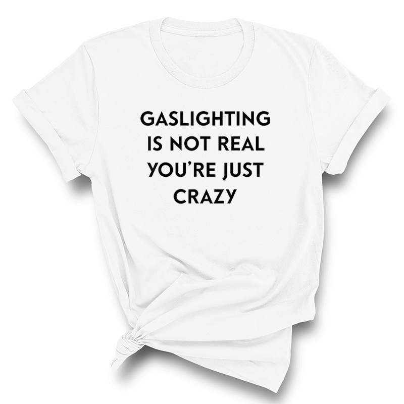 Title 21, Herrenmode mit Aufdruck „Gaslighting Is Not Rea...