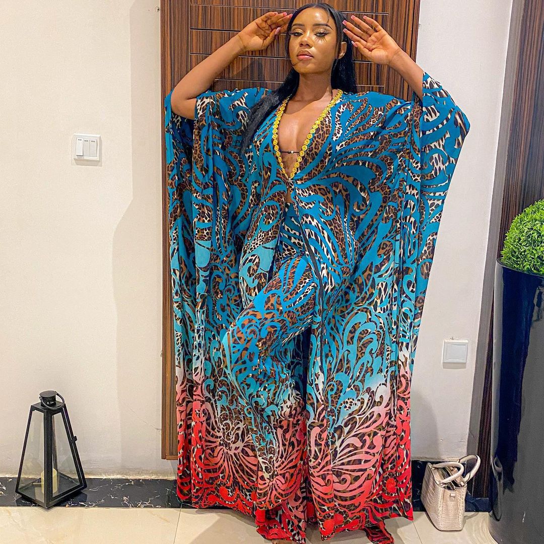 Ensemble robe et pantalon de couleur africaine