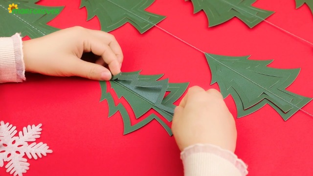 41 Ft Christmas Tree Paper Streamers Green Christmas Decorations 3D Xmas Pine Tree Hanging Swirls Banner For Xmas New Year Winter Holiday Home Wall Indoor Party Decor 4