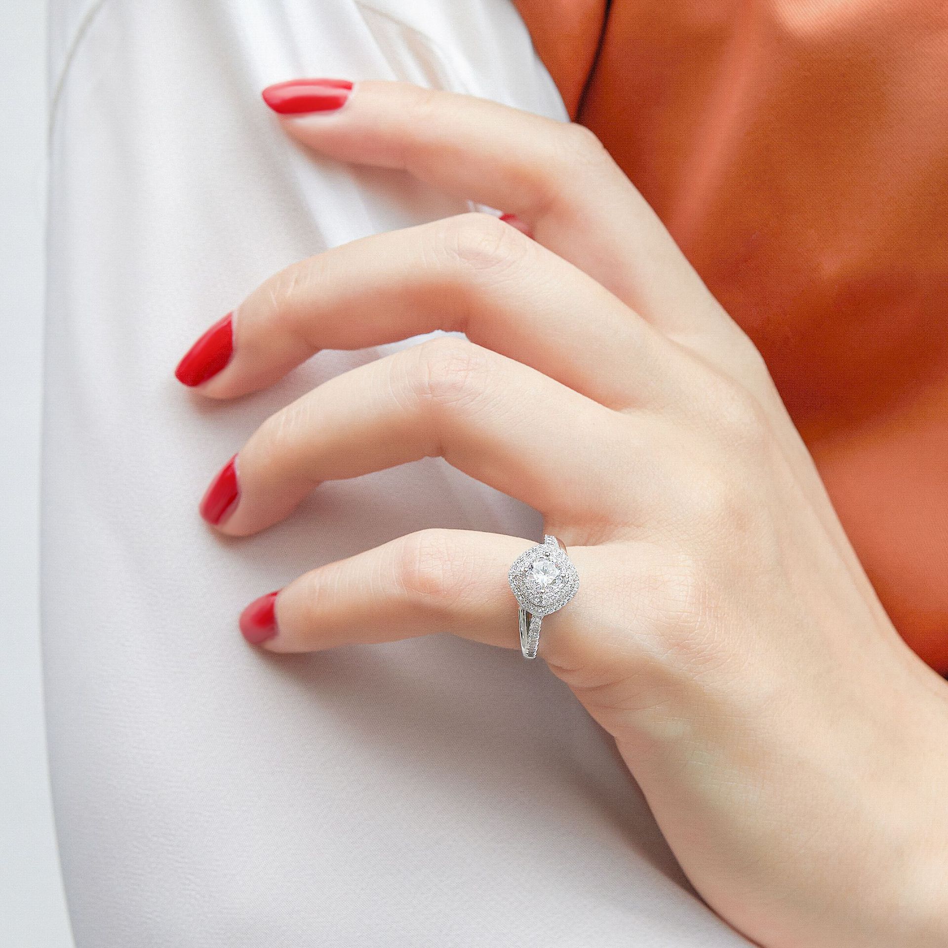 خاتم ماسي بتصميم أوروبي وأمريكي مبالغ فيه