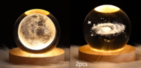 Kleine nachtlamp met kristallen bol, sterrenhemel en planeten – massiefhouten lampvoet, zonnestelsel 6 cm, 2 stuks