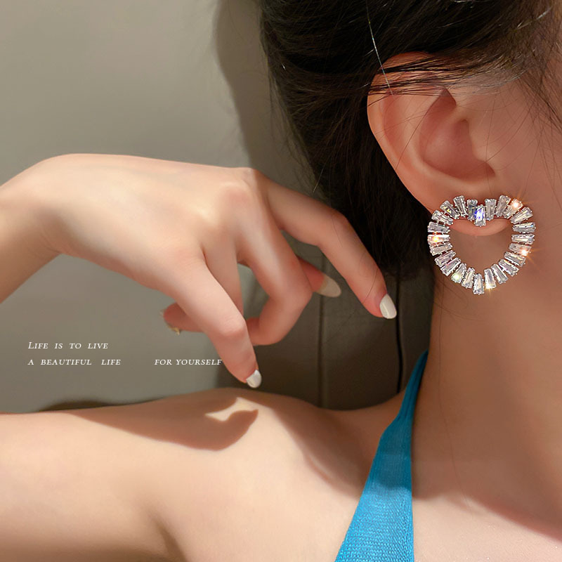 Diamond-studded Love Niche Design Earrings