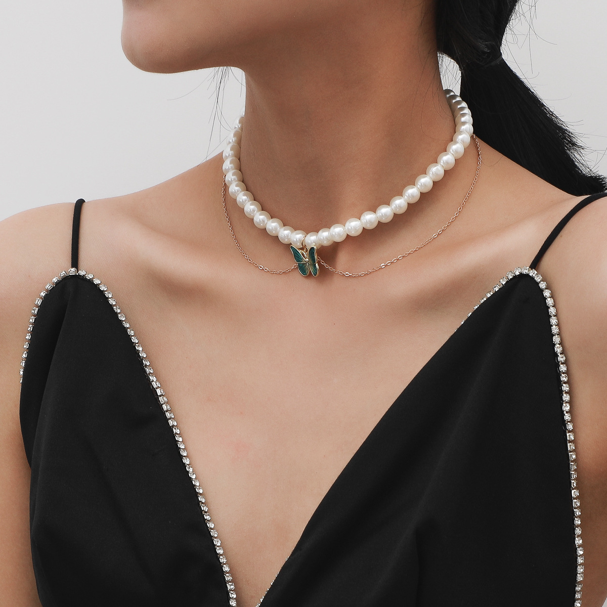 قِبْلَة عقد فراشة خضراء بقلائد لؤلؤ صناعي أبيض