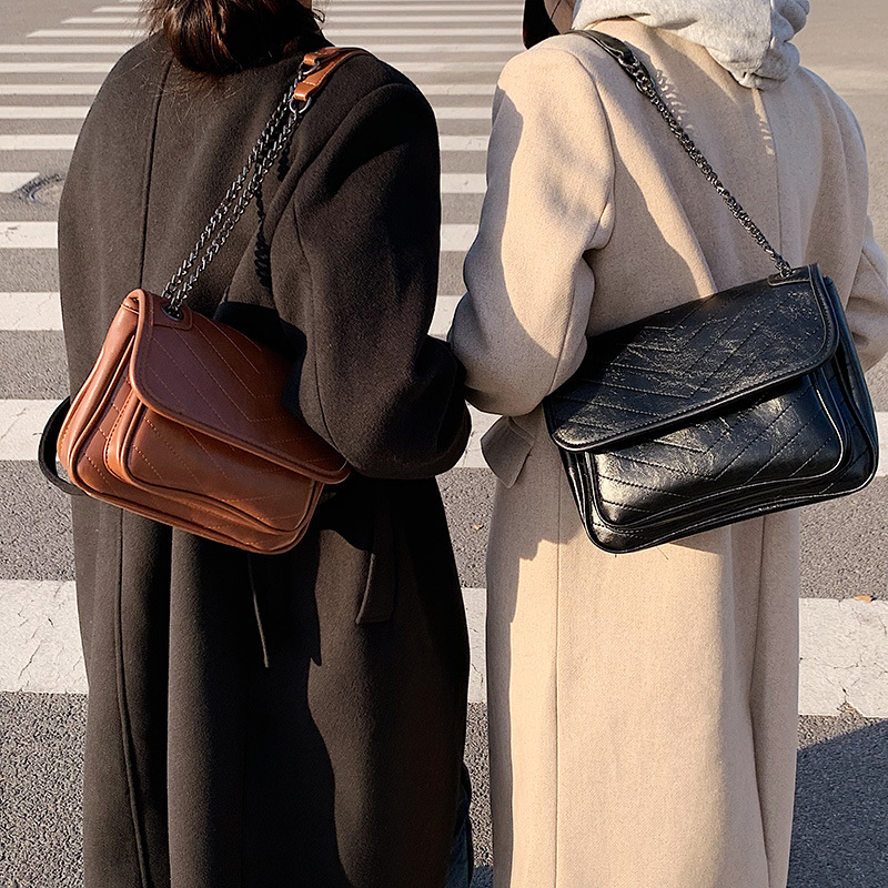 Title 2, Petit sac carré avec couture de voiture ondulée...