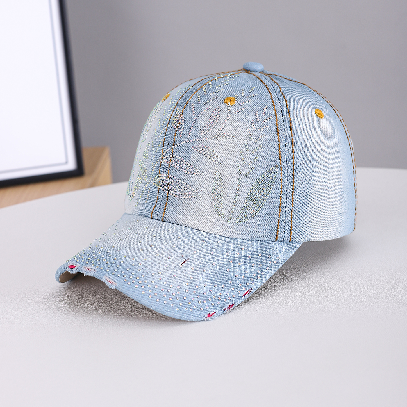Men's And Women's Style Leaf-shaped Beaded Antique Finishing Craft With Full Beads On The Brim Makes The Hat Look Smaller On The Face. This Baseball Cap Is Suitable For Daily Commuting.