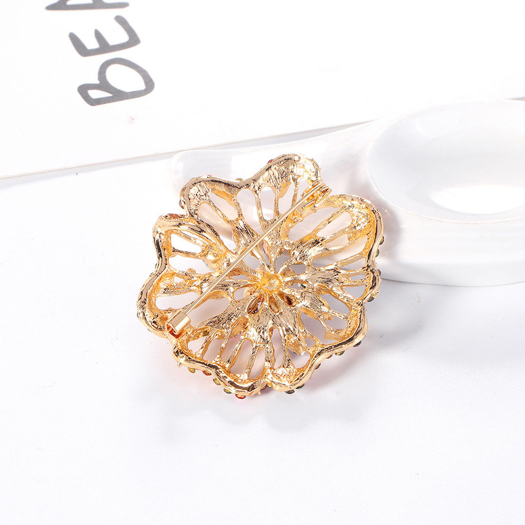 Title 4, Corsage de flor oca de strass cor vintage