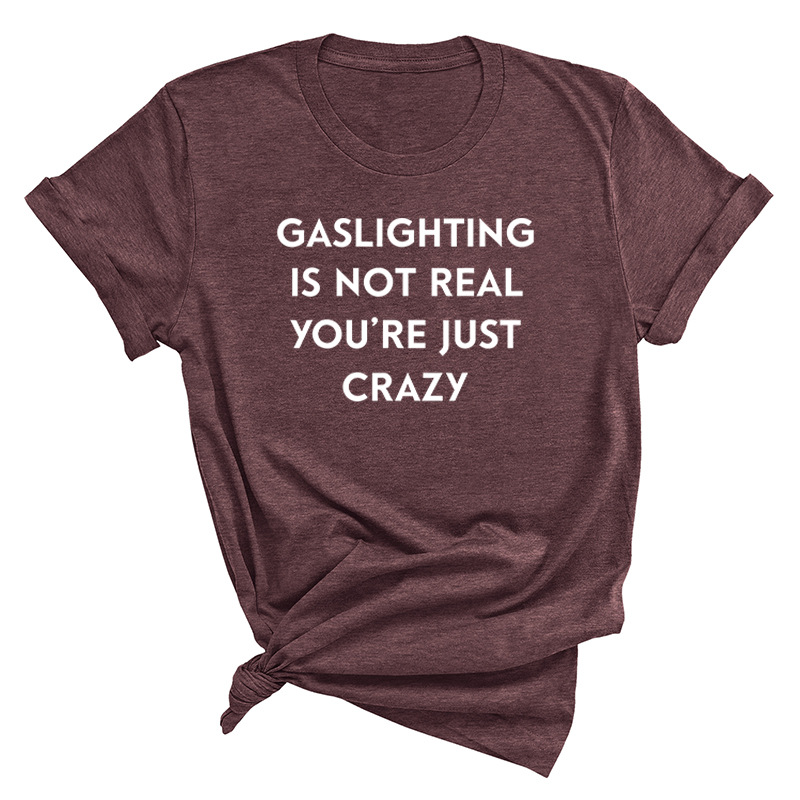 Title 10, Herrenmode mit Aufdruck „Gaslighting Is Not Rea...