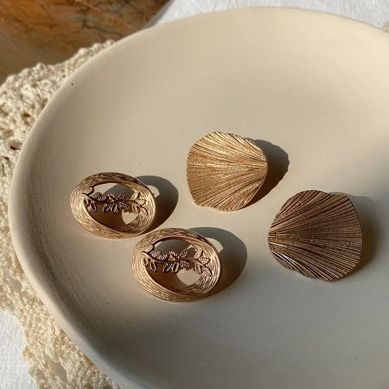 Metal Button Hollow Leaf Shell Decorative Trench