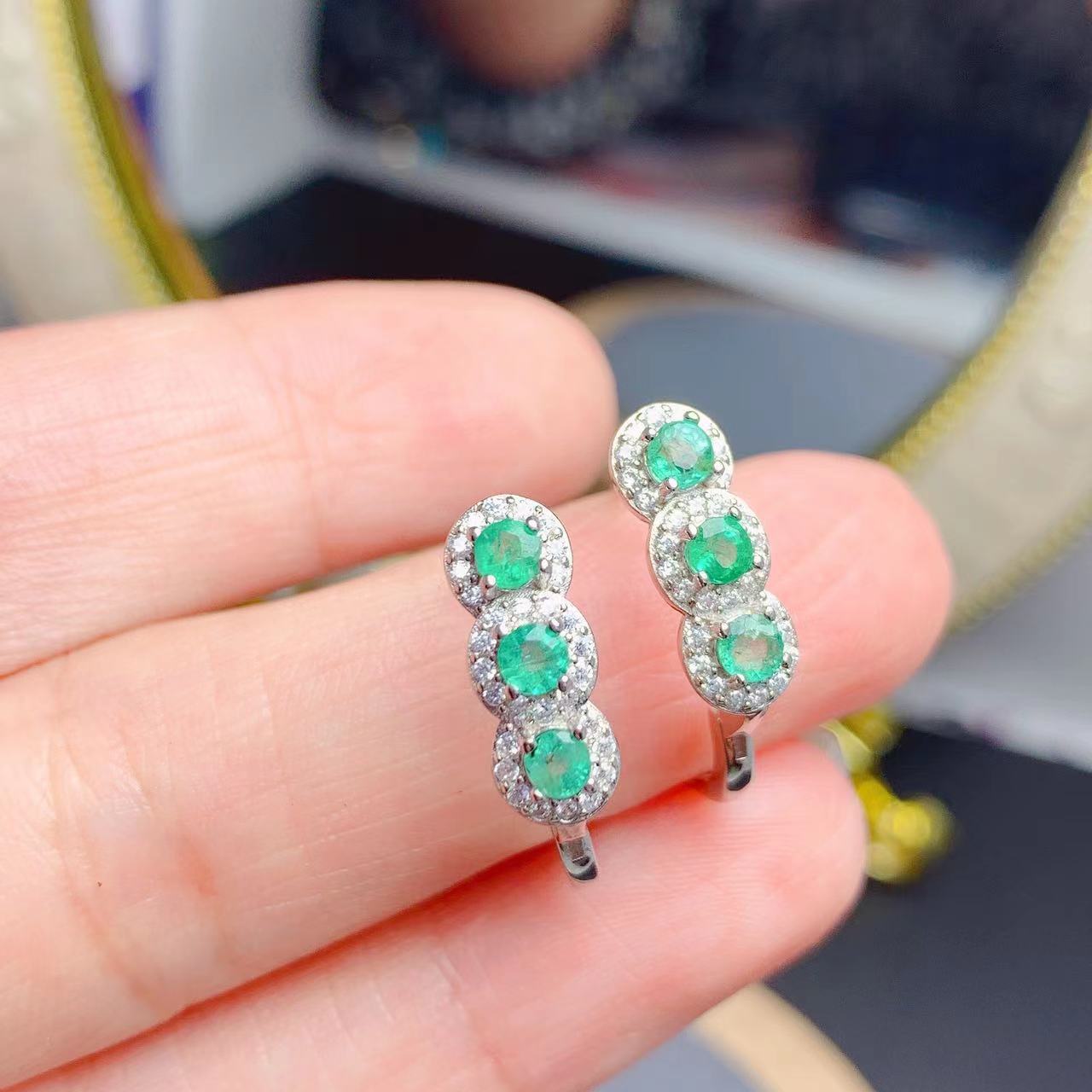 مشبك أذن بسيط بتصميم زمرد طبيعي