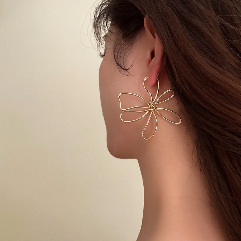 Retro Senior Sense Niche Design Minimalist Metal Lines Flower Earrings