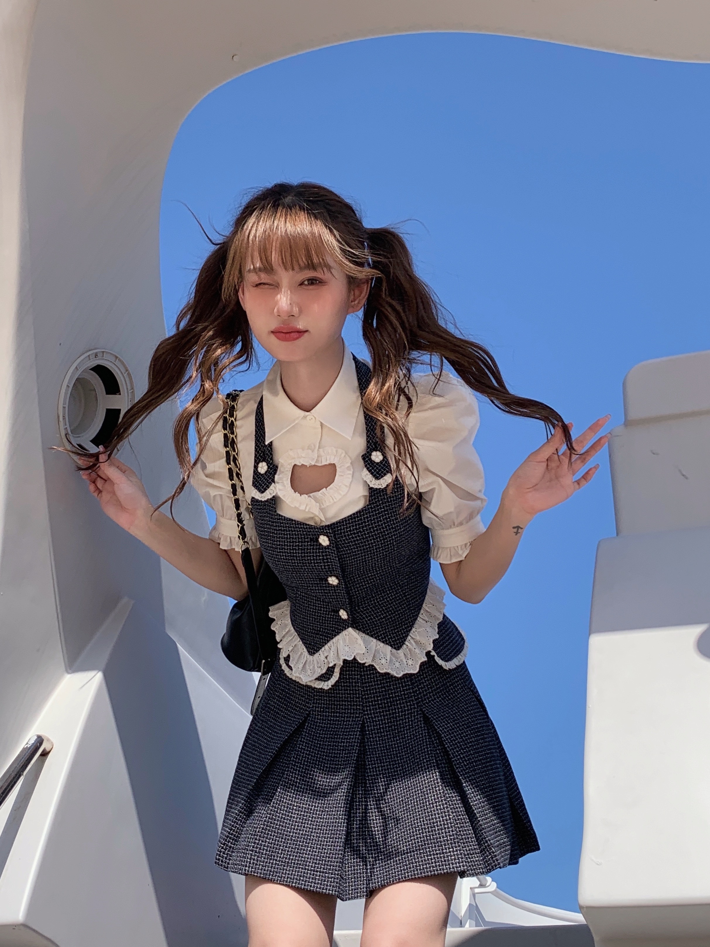 قميص نسائي أبيض بتصميم أنيق غير منتظم مثقوب