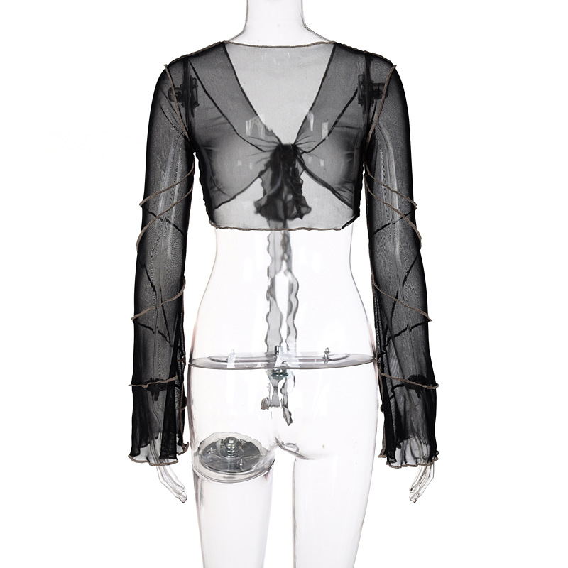 بلوزة شبكية برقبة على شكل V وتصميم مكشوف للسرة والأكتاف