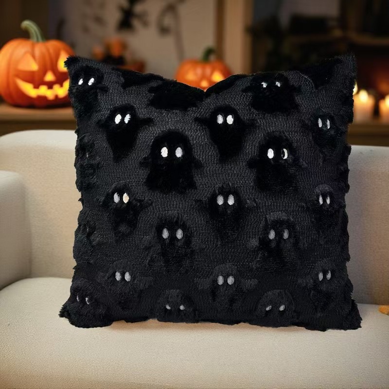 Pernă decorativă pătrată cu tematică de Halloween, decorată cu numeroase motive 3D în relief reprezentând fantome din pluș. Țesătură de bază țesută în culori