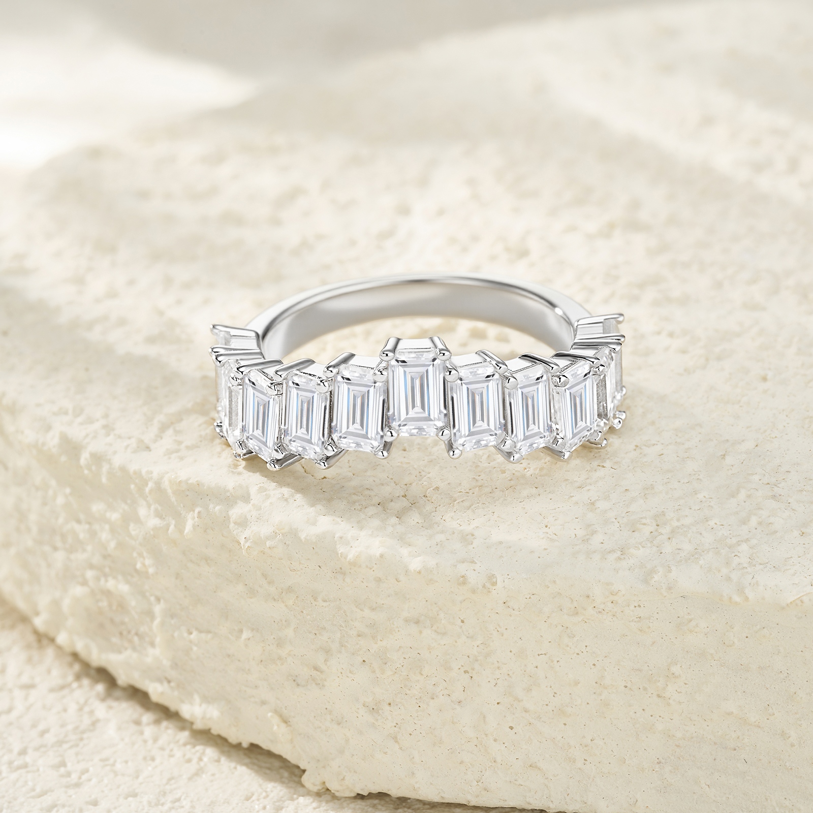 A Luxurious And Fashionable Minimalist Jewelry Ring Featuring Top-quality Moissanite, Made Of S925 Silver Electroplated With Platinum.