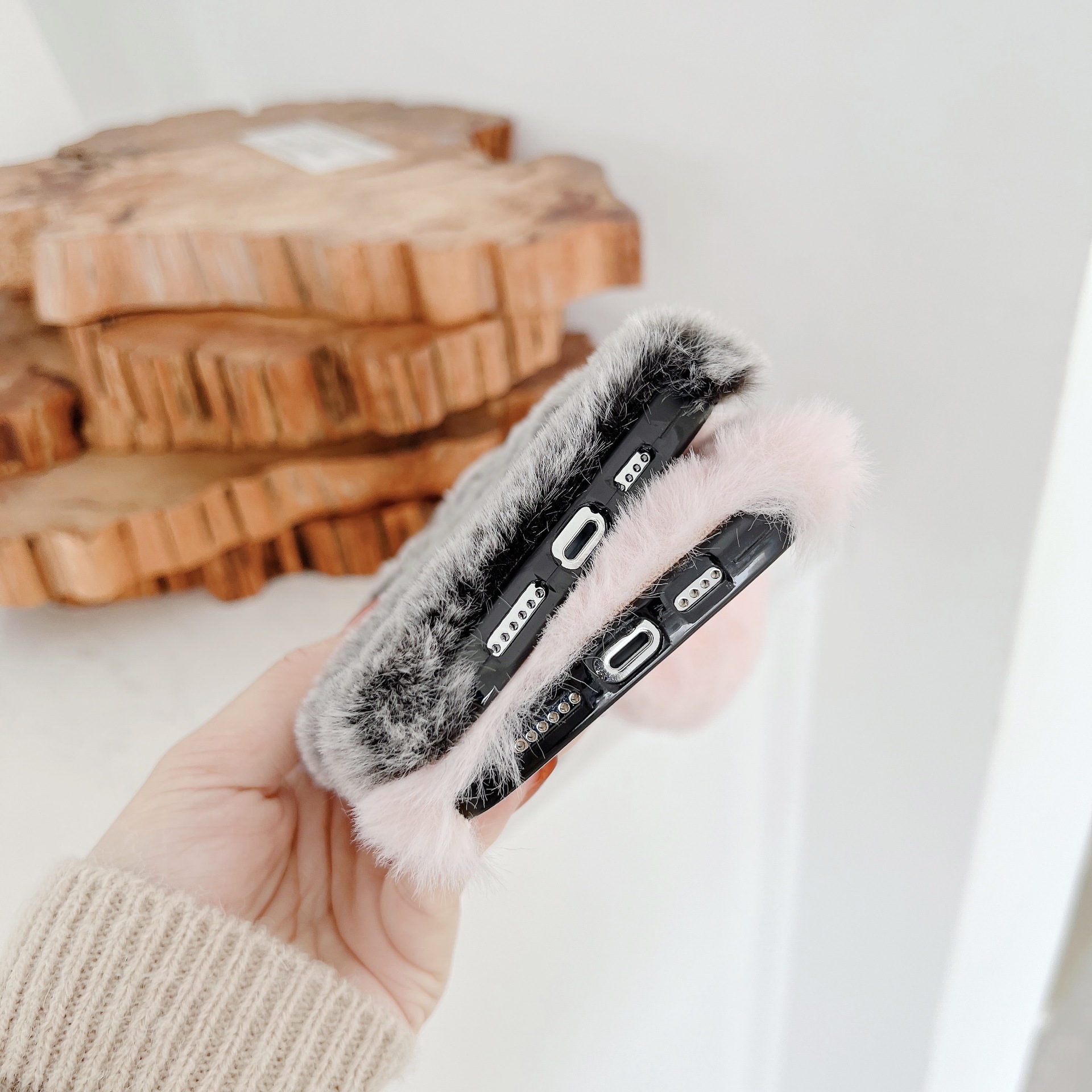Winter Plush mobile phone case - Image 9