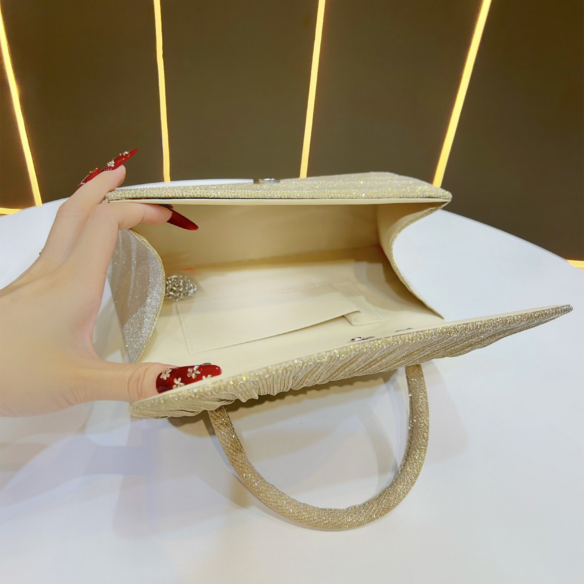 Festival Gold Crinkle Handbag - Party Must-Have Dressy Clutch, Elegant Shoulder Bag For Banquet And Evening — foto 4