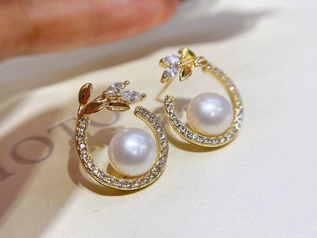 Freshwater Pearl Full Diamond Inlaid Moon Cassia Twig Ear Studs - 3
